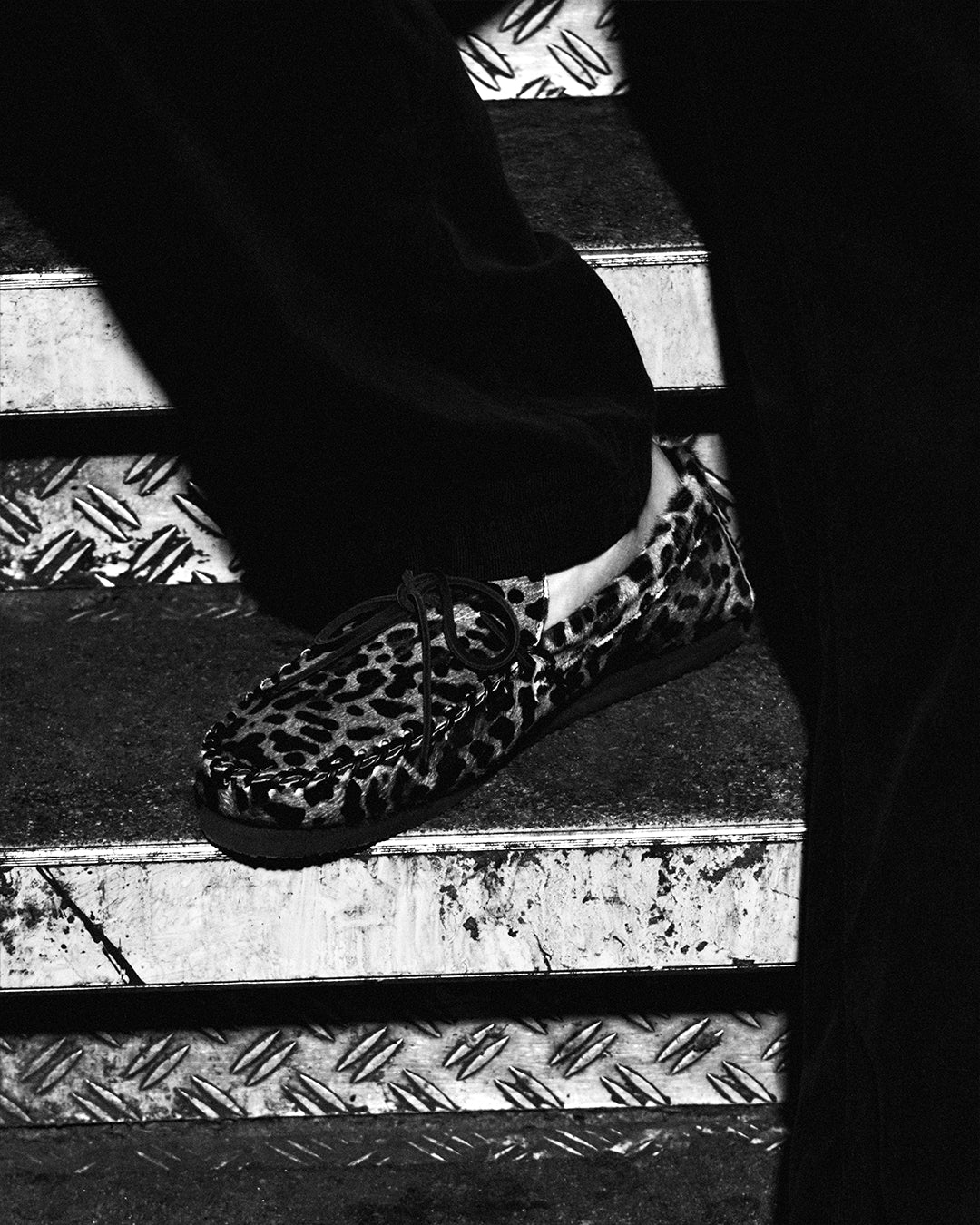 Zoom on the FREZZA loafers in leopard print.