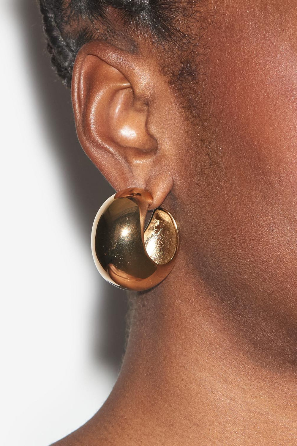 Shiny crescent domed hoop earrings - Gold - Woman - 2