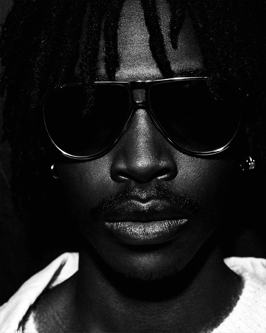 Model wearing sunglasses in a club mood.