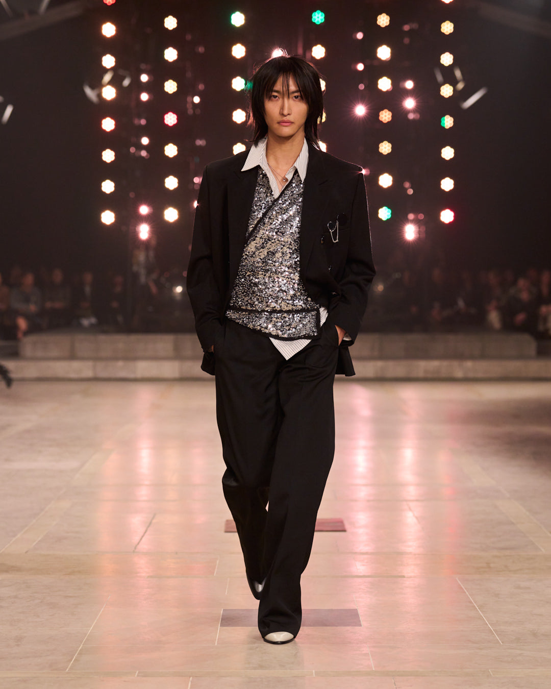 Seong Hwa walking the showwith black tuxedo.