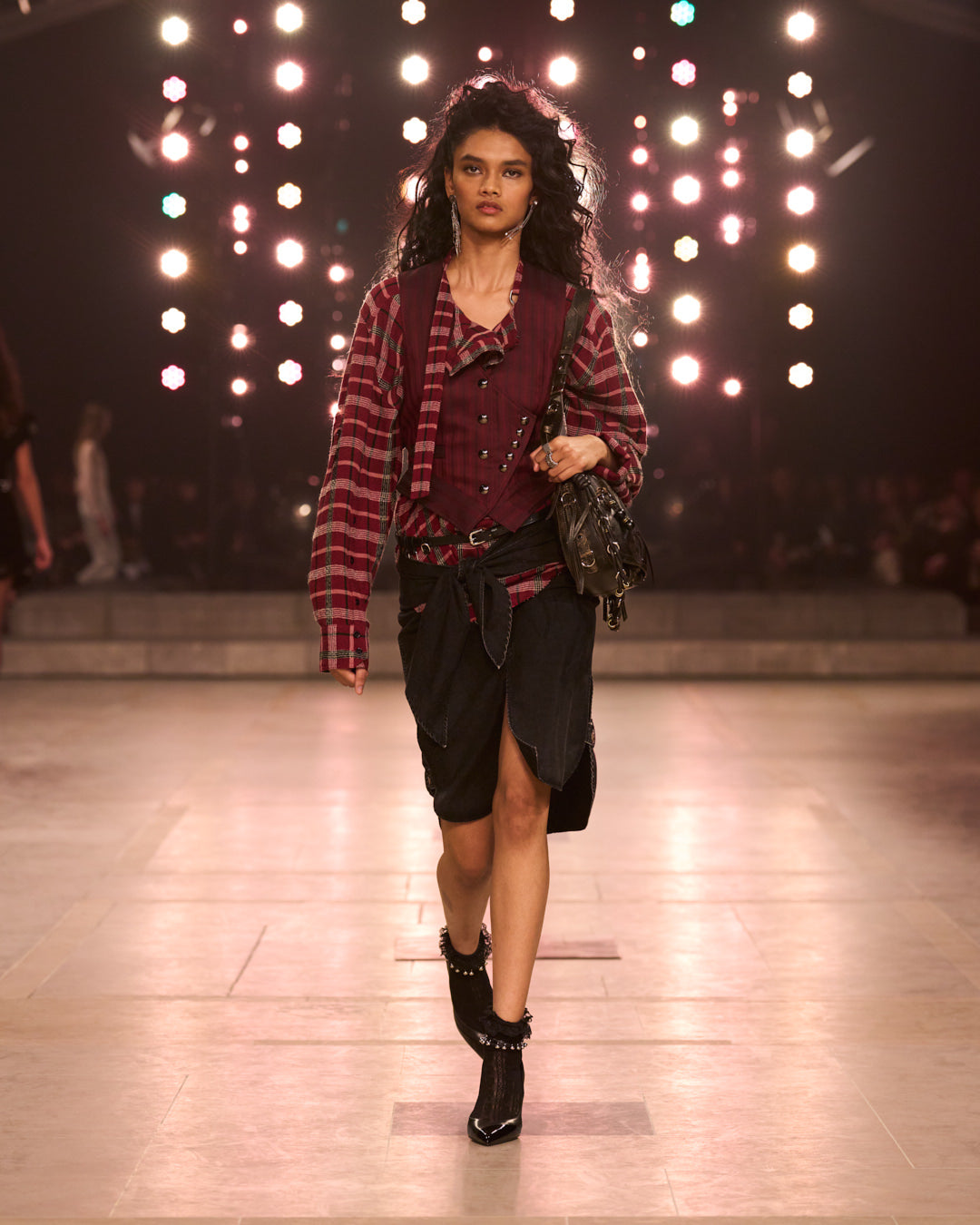 Red look with scottich inspiration, layering on the black shirt and BOLTON new bag.