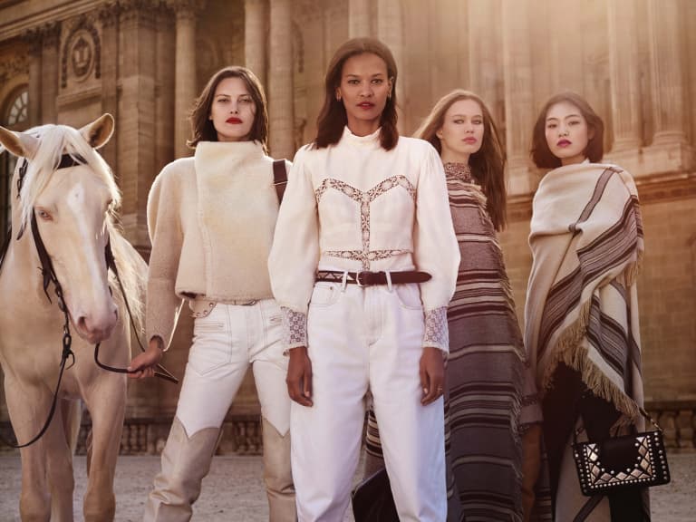 L'Oréal campaign with 4 models and a horse