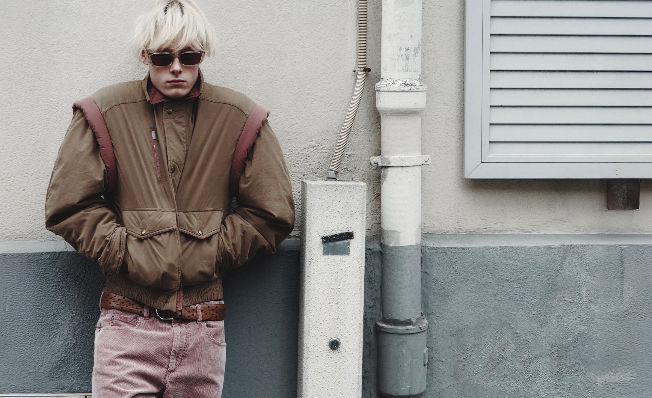The model is wearing the plain cotton Dilwen jacket.