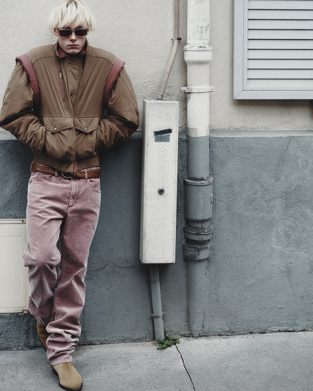 The model is wearing the plain cotton Dilwen jacket.